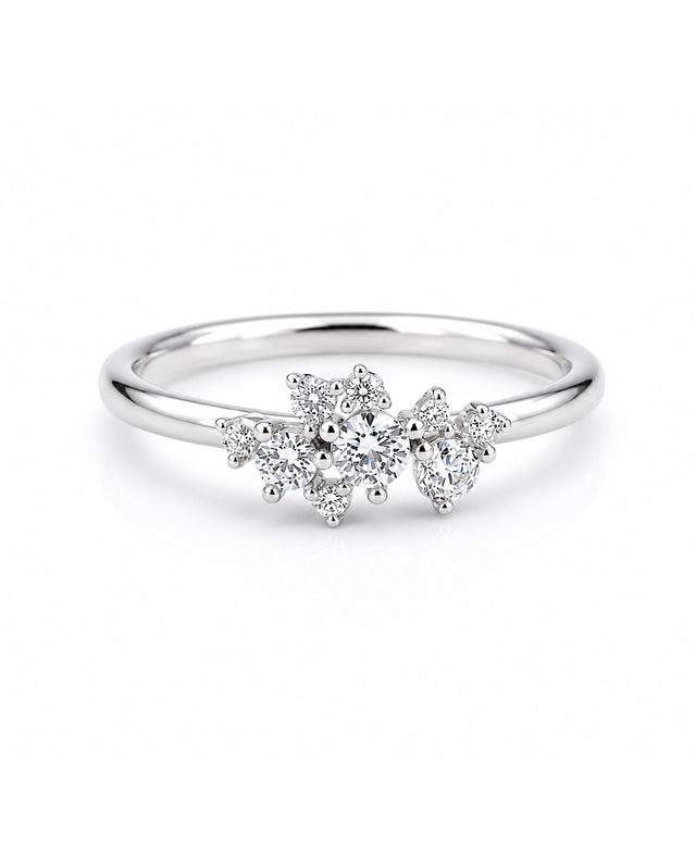 Diamantring med nio diamanter. Förlovningsring i silver till dam. 