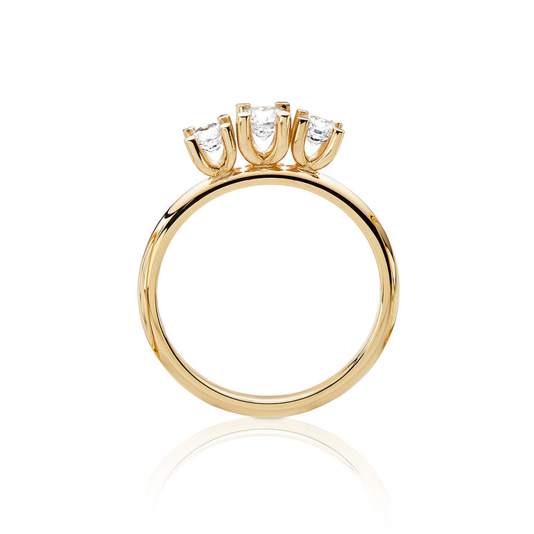 Förlovningsring i guld med tre diamanter. 