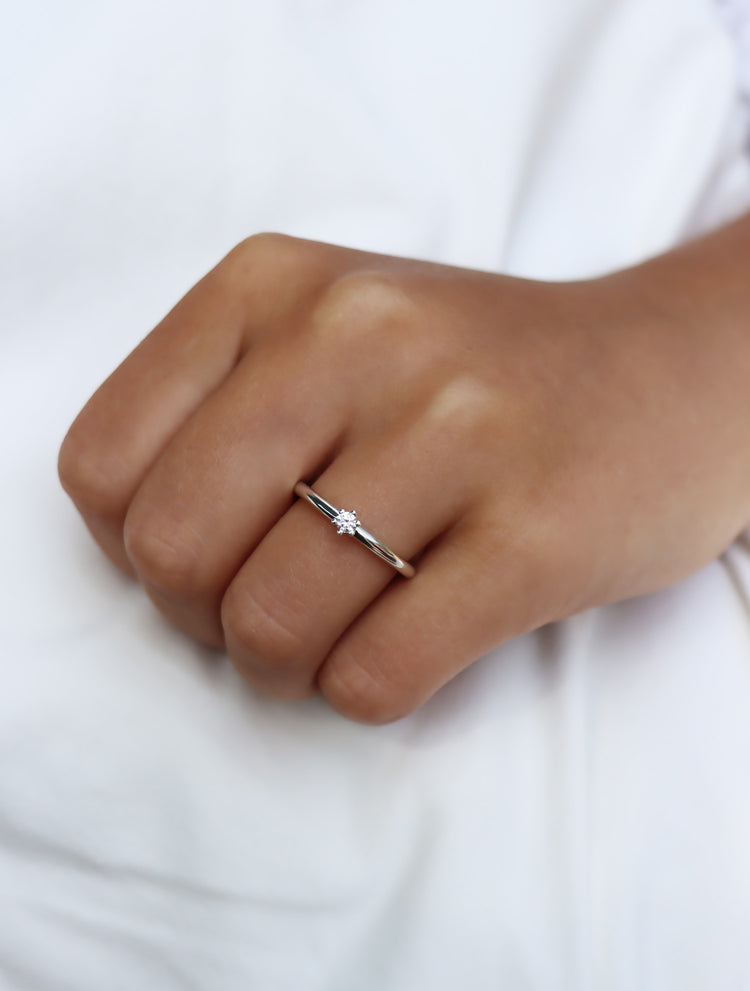 Julie Verlobungsring – Solitärring mit 0,10 ct Brillant