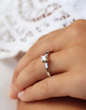 Silverring med 0,25 ct diamant. Fyrkantig fattning. Bärs som vigsel eller förlovningsring. 