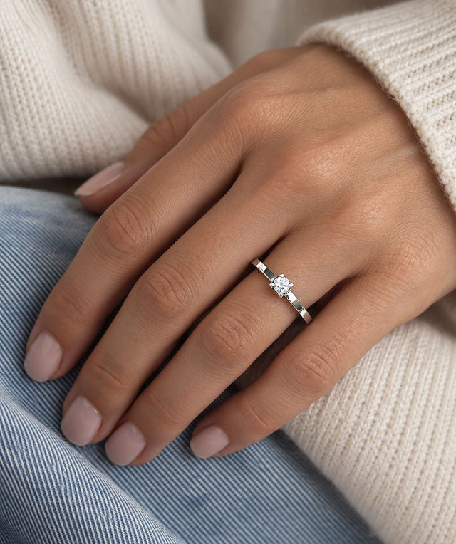 Tjej som bär en silverring med 0,25 ct. diamant i box fattning