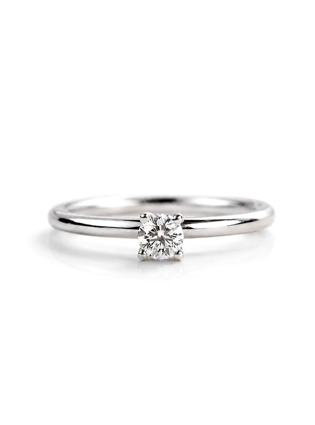Förlovningsring i silver med diamant till dam. Solitärring med fyra klor och rund, diamant 0,25 ct. 