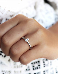 Ring med oval diamant 0,10 ct på hand