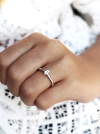 Juni Ehering / Verlobungsring, Solitärring 0,25 ct ovaler Diamant