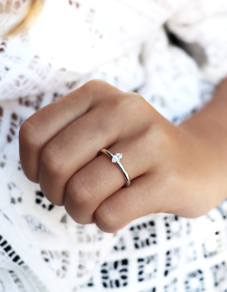June Diamantring, Oval diamant 0,25 ct.