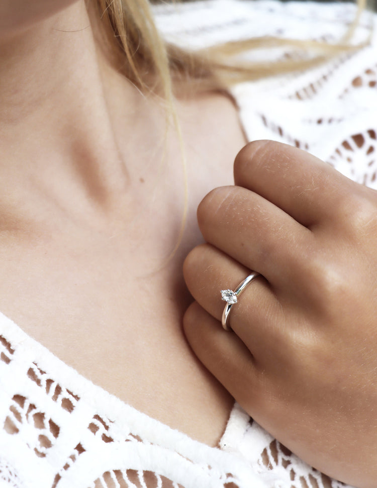 June Diamantring, Oval diamant 0,25 ct.