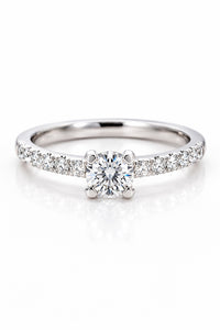 Förlovningsring i silver med diamanter. 