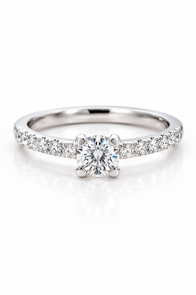 Förlovningsring i silver med diamanter. 