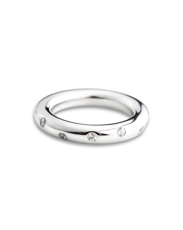 Silverring med många diamanter