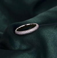 Vigselring med band av små diamanter. Alliansring i silver. 