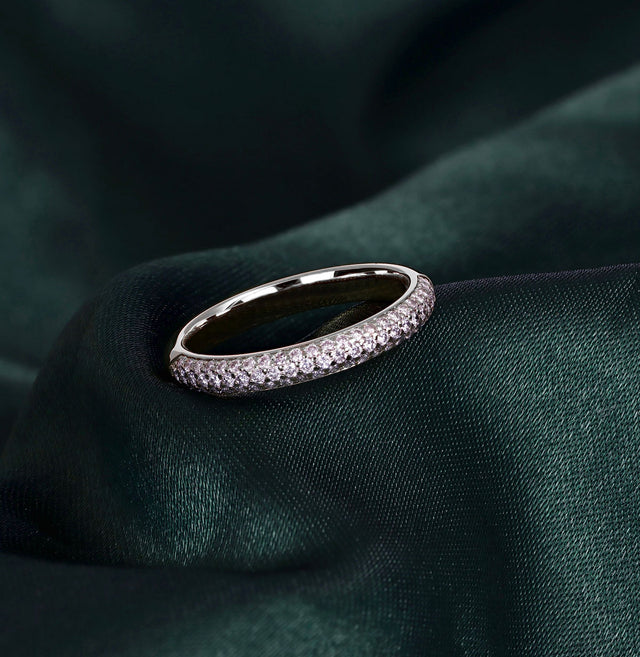 Vigselring med band av små diamanter. Alliansring i silver. 