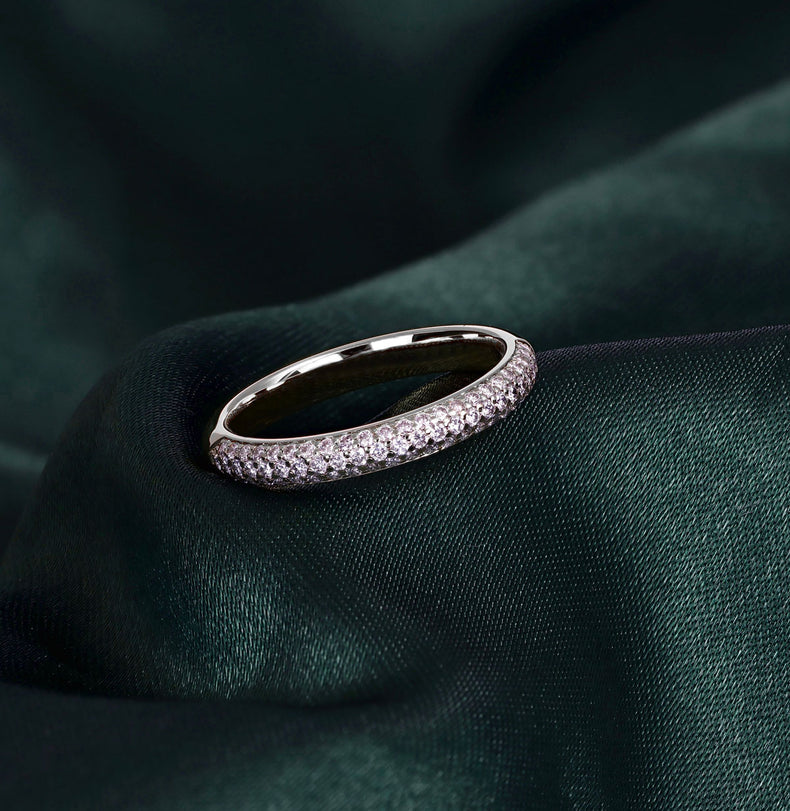 Vigselring med band av små diamanter. Alliansring i silver. 