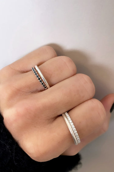 Diamantringar kombinerade med silverringar.