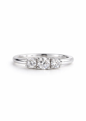 Trestensring med tre diamanter på rad. Silverring med diamanter till vigsel eller förlovning. 