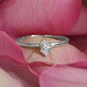 Diamantring i vitguld med oval diamant