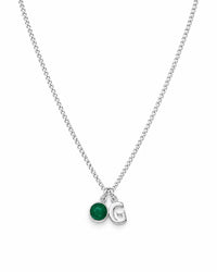 Halsband till herr med grön Jade sten och bokstavsberlock. Pansarkedja i silver.