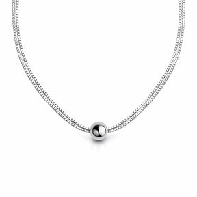 Silverhalsband till dam med dubbla kedjor som går genom en silverkula. 