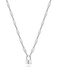 Silverhalsband med hänglås i kedja. 