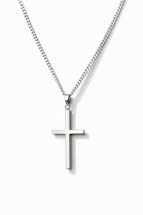 Silverhalsband med silverkors i pansarkedja. 