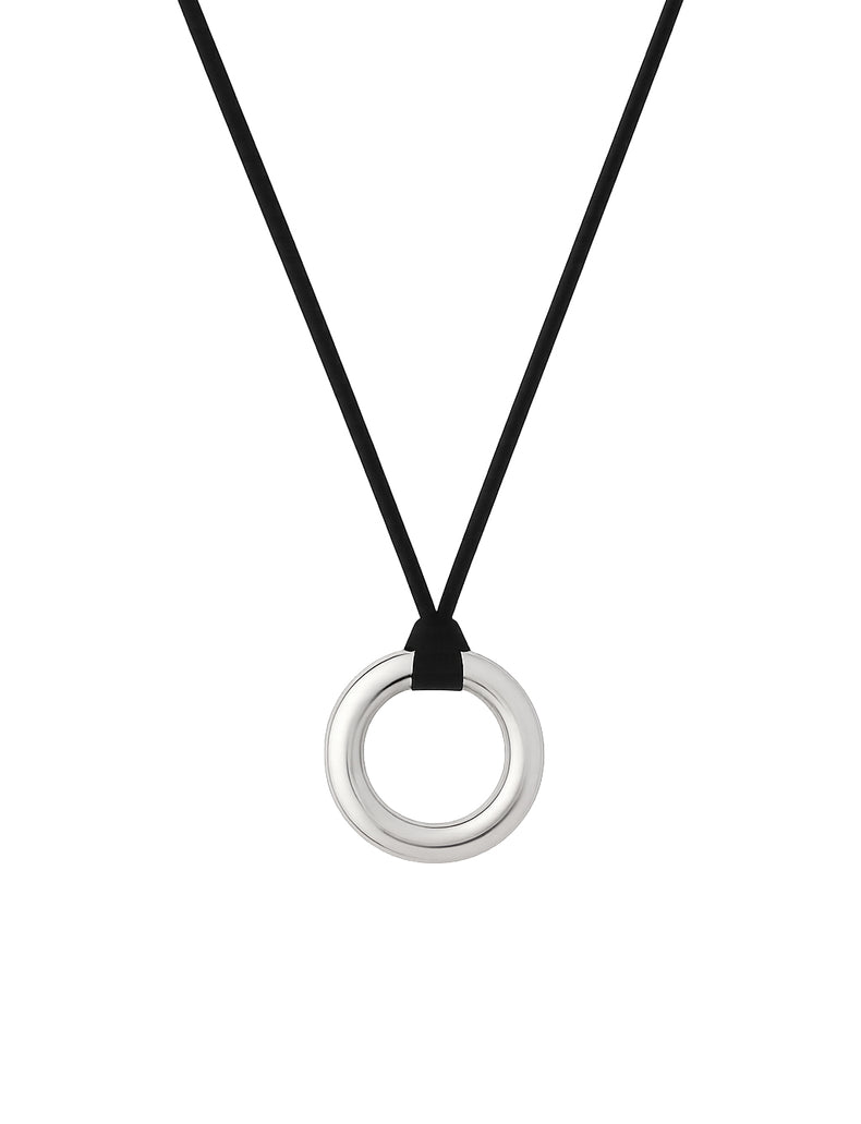 Halsband med silverring i läderband. 