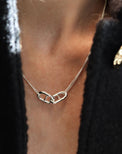 Tjej som bär ett kort silverhalsband med Ankarlänkar i kedja. 