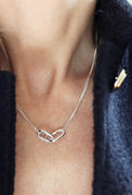 Tjej som bär ett kort silverhalsband med Ankarlänkar i kedja. 