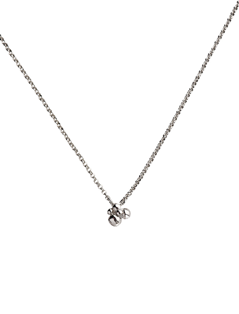 Silverhalsband med kedja och berlock. 