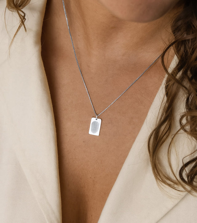 Halsband i silver med eget graverat fingeravtryck till dam. 