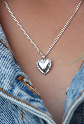 silverhalsband med handgjort silverhjärta i kedja