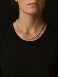 Kort halsband med silverkulor 6 mm, på kvinna med svart t-shirt. 