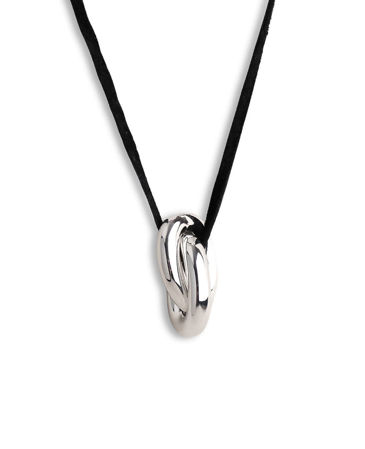 Halsband med två ringar i silver i läderband. 
