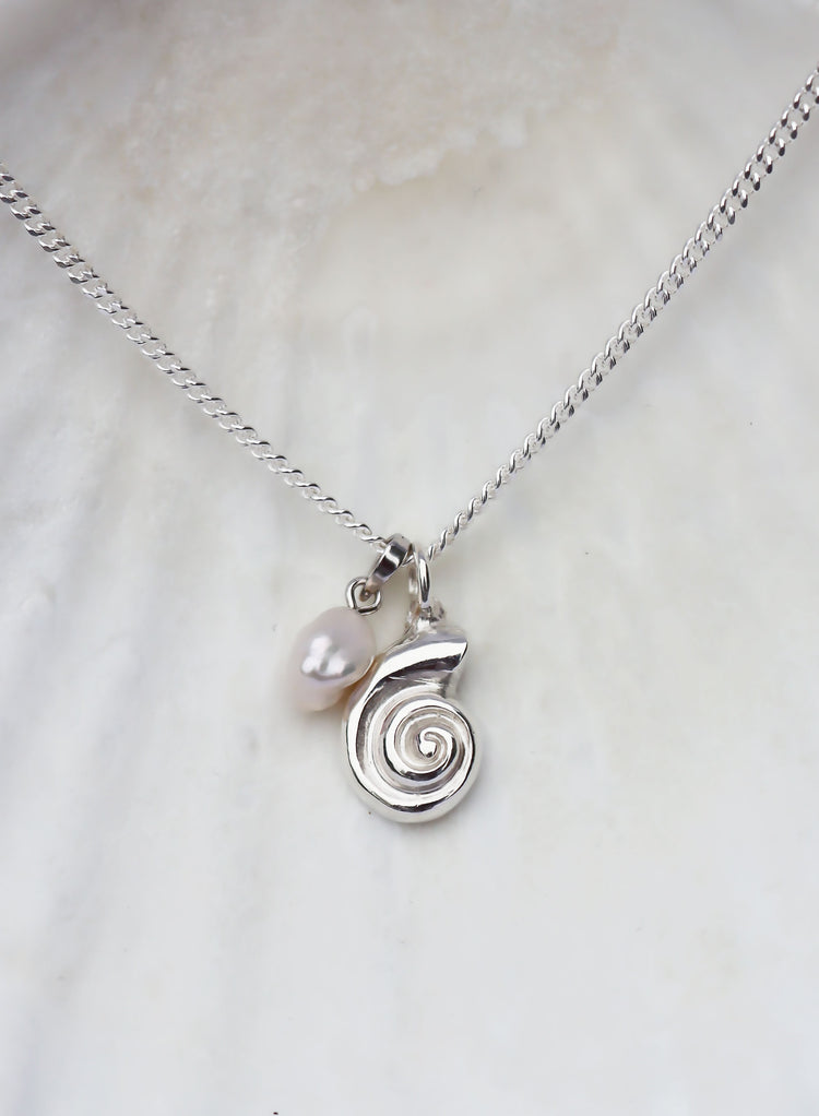Summer Edition Shell &amp; Pearl necklace, silver