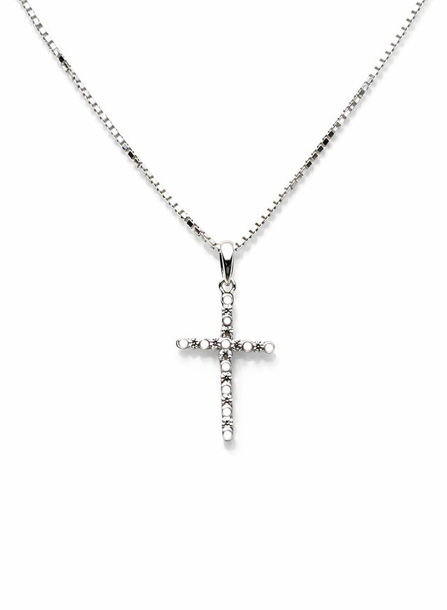 Halsband med silverkors som har små diamant stenar. 
