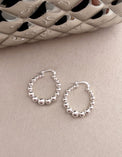 Örhängen med silverringar som är utsmyckade med kulor i 925 sterling silver