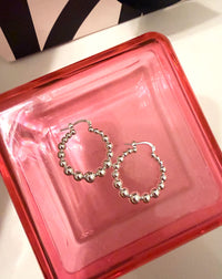 Silver hoop örhängen med kulor