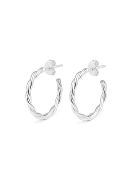 silverörhängen med ringar som har vridna trådar. 