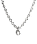 Halsband med tjock silverkedja och två stora ringar i 925 silver. 