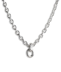 Halsband med tjock silverkedja och två stora ringar i 925 silver. 