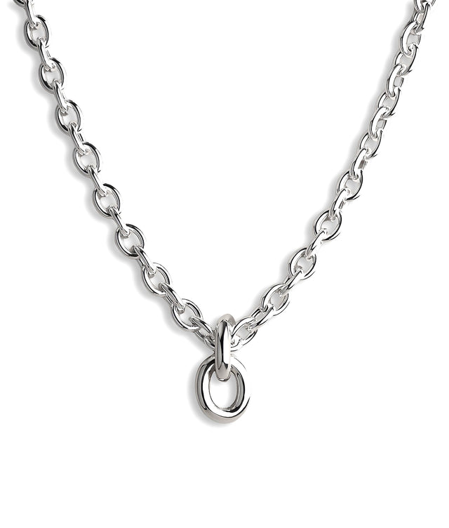 Halsband med tjock silverkedja och två stora ringar i 925 silver. 