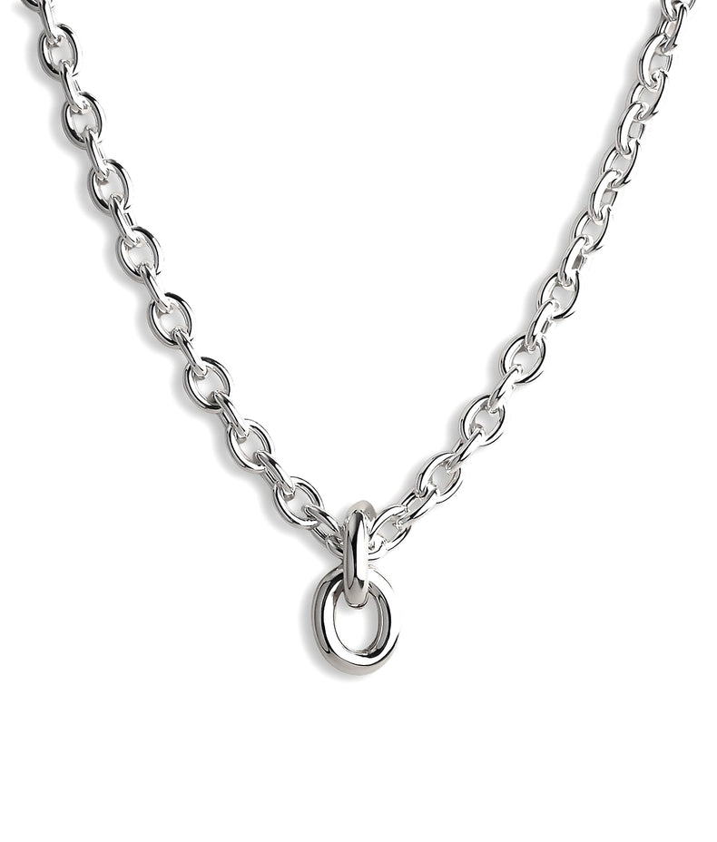 Halsband med tjock silverkedja och två stora ringar i 925 silver. 