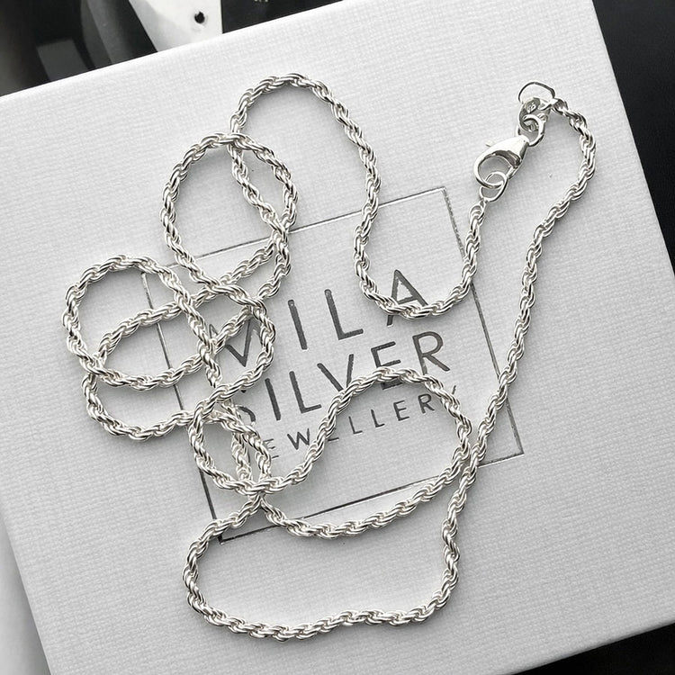 Silverkedja till herr, modell Rope chain, placerad på en vit smyckesask från Mila Silver. 