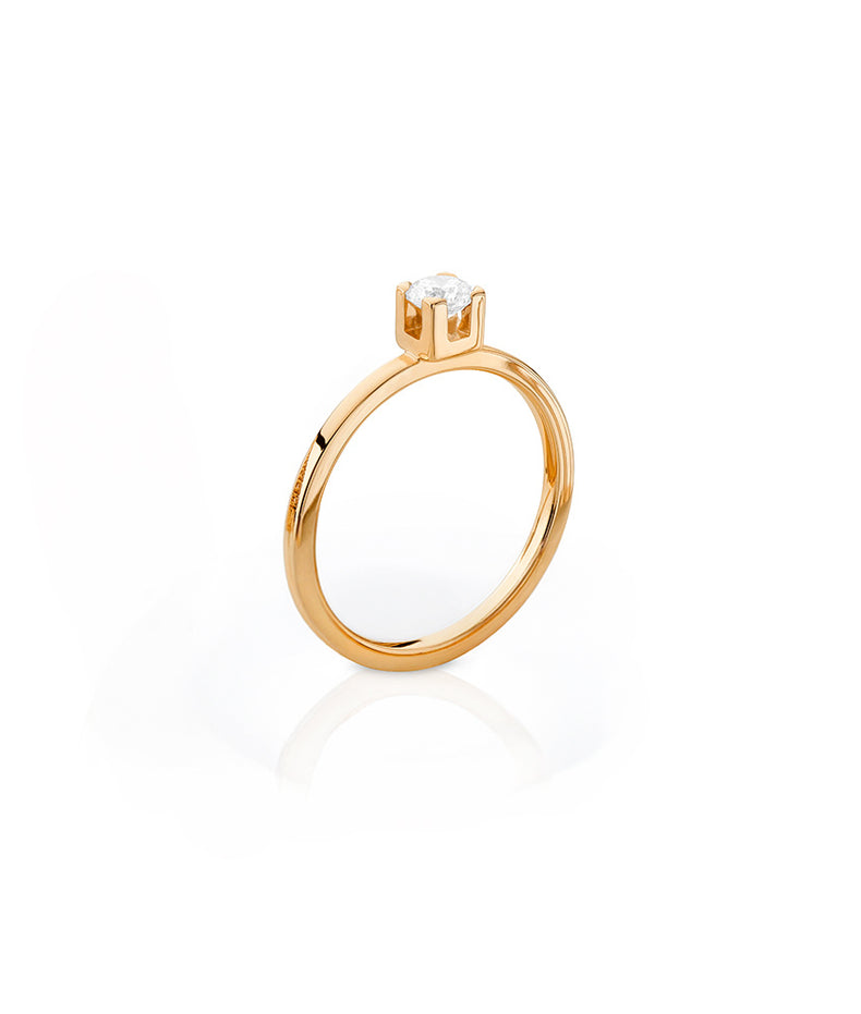 Diamantring i 18k. guld med raka kanter. 0,25 ct diamant infattad i boxfattning. Förlovningsring från Mila Silver. 