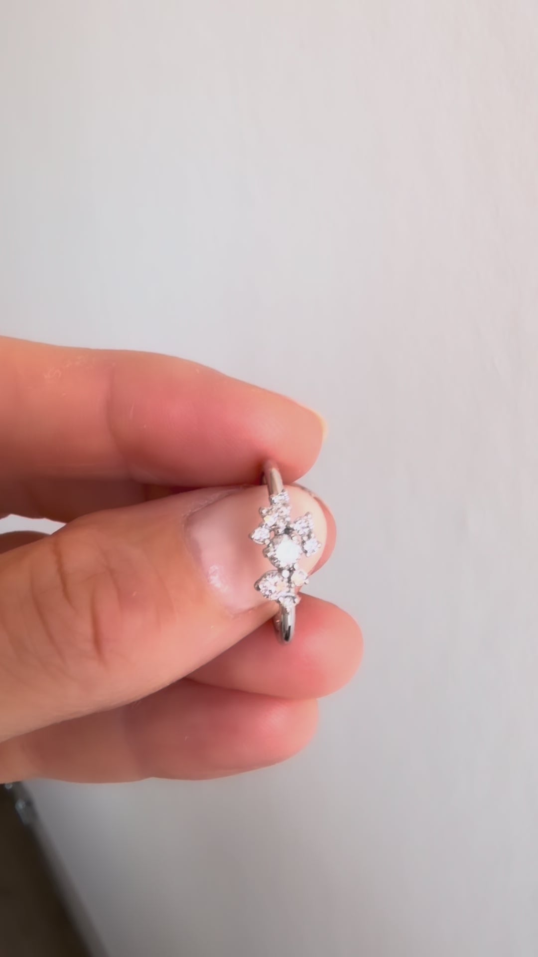 Video som visar en diamantring i 18k. vitguld med nio diamanter i olika storlekar. 