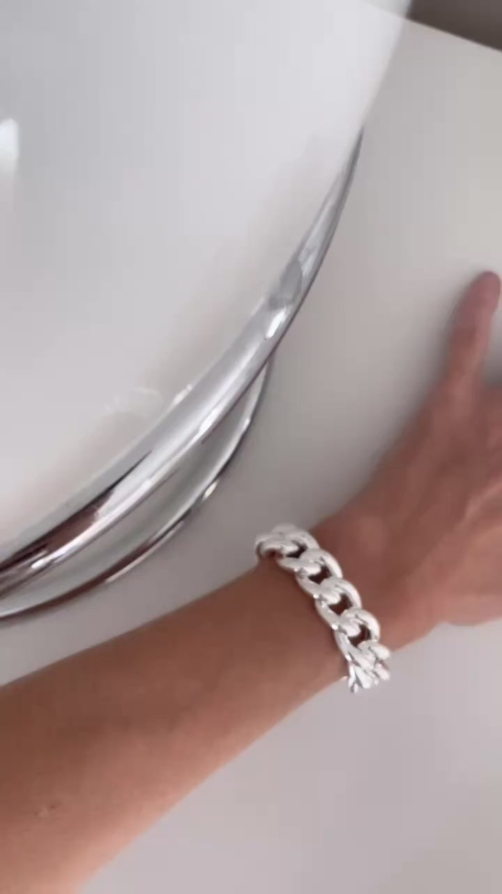 Tjej som bär ett chunky chain armband i silver med tjock pansarkedja. 