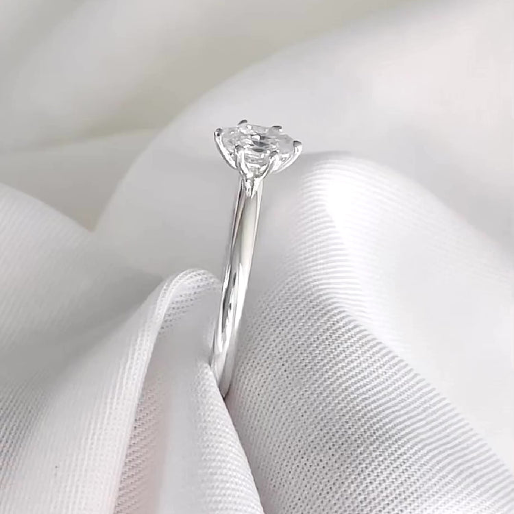 Video som visar en silverring med en oval diamant 0,5 ct. stor