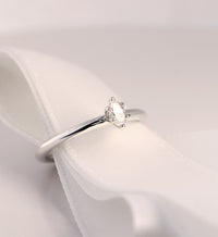 June Diamantring, Oval diamant 0,25 ct.