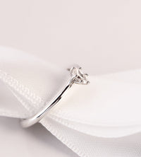 June Diamantring, Oval diamant 0,25 ct.