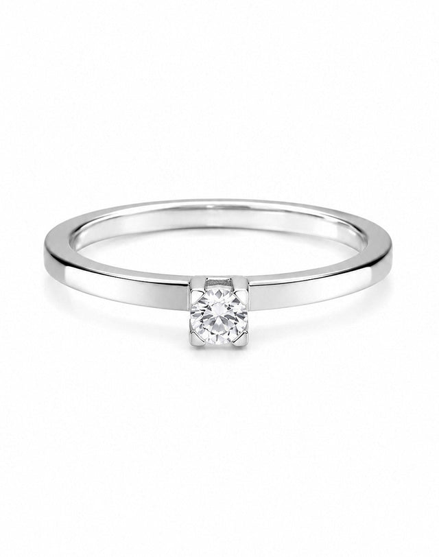 Förlovningsring i silver med 0,10 ct. diamant. Ring med raka kanter och boxformad fattning. 