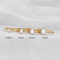 Fyra diamantringar i 18k. guld med ovala diamanter i olika karat storlekar. 