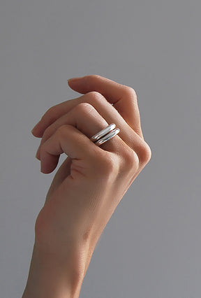 Ring set med två släta silverringar. 